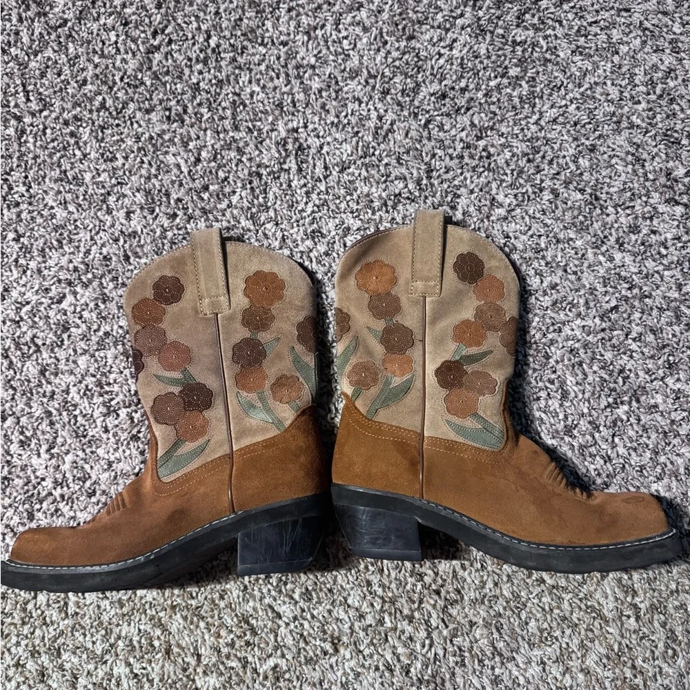 Ariat Tan Floral Embroidered Western Boots - Picture 6 of 10